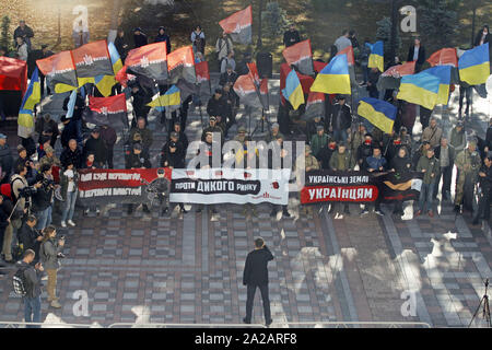 Kiew, Ukraine. 2. Okt, 2019. Aktivisten der Rechten Sektor Nationalisten Partei nehmen Sie teil an einer Kundgebung gegen das Land verkauf an Ausländer, vor das Parlament der Ukraine in Kiew, Ukraine, 2. Oktober 2019. Die lokalen Medien berichtet, neu ernannte ukrainischen Premierminister Oleksiy Honcharuk frühzeitig angekündigt, dass sie in Erwartung einer Reform, die Ukraine fängt an, sein Land. Credit: Serg Glovny/ZUMA Draht/Alamy leben Nachrichten Stockfoto