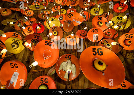 Kolkata, Indien. 02 Okt, 2019. Pandal (temporären Ort für den Gottesdienst) mit kreativen Konzept der Mobilen Strahlung und ihre schlechte Wirkung während des Festivals eingerichtet. durgapuja ist die größte hinduistische Fest in Kalkutta und läuft über 9 Tage gefeiert. Durga ist eine Beschreibung für die Energie der Göttin in der hinduistischen Mythologie. Credit: SOPA Images Limited/Alamy leben Nachrichten Stockfoto