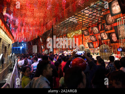 Kolkata, Indien. 02 Okt, 2019. Leute, die Bilder von verschiedenen Pandals (vorübergehenden Phasen der Anbetung) während des Festivals. durgapuja ist die größte hinduistische Fest in Kalkutta und läuft über 9 Tage gefeiert. Durga ist eine Beschreibung für die Energie der Göttin in der hinduistischen Mythologie. Credit: SOPA Images Limited/Alamy leben Nachrichten Stockfoto