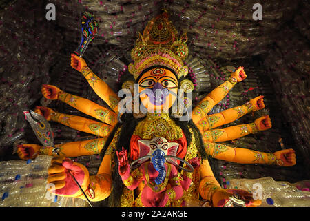 Kolkata, Indien. 02 Okt, 2019. Ein Idol von Devi Durga das Tragen einer Maske Bewusstsein der Luftverschmutzung zu schaffen, während des Festivals. durgapuja ist die größte hinduistische Fest in Kalkutta und läuft über 9 Tage gefeiert. Durga ist eine Beschreibung für die Energie der Göttin in der hinduistischen Mythologie. Credit: SOPA Images Limited/Alamy leben Nachrichten Stockfoto