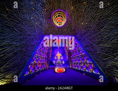 Kolkata, Indien. 02 Okt, 2019. Pandal (temporären Ort für den Gottesdienst) mit kreativen Konzepten der Feier während des Festivals eingerichtet. durgapuja ist die größte hinduistische Fest in Kalkutta und läuft über 9 Tage gefeiert. Durga ist eine Beschreibung für die Energie der Göttin in der hinduistischen Mythologie. Credit: SOPA Images Limited/Alamy leben Nachrichten Stockfoto