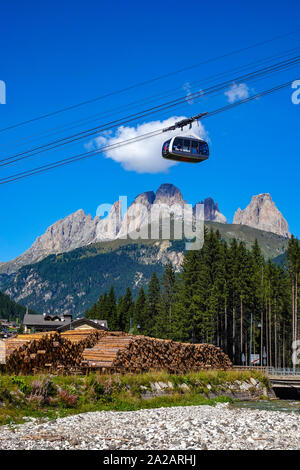 Seilbahn Alba-Col dei Rossi, die italienischen Dolomiten rund um Livigno, Sud Tirol, Alpen, Italien, mit Stapel von Protokollen, Langkofel Gipfel hinter Stockfoto