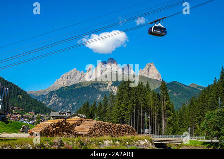 Seilbahn Alba-Col dei Rossi, die italienischen Dolomiten rund um Livigno, Sud Tirol, Alpen, Italien, mit Stapel von Protokollen, Langkofel Gipfel hinter Stockfoto