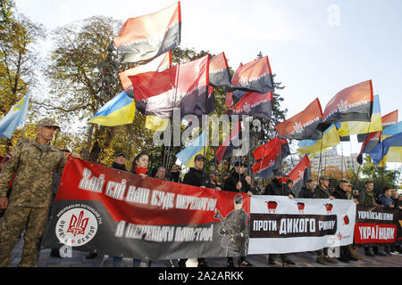 Kiew, Ukraine. 2. Okt, 2019. Aktivisten der Rechten Sektor Nationalisten Partei nehmen Sie teil an einer Kundgebung gegen das Land verkauf an Ausländer, vor das Parlament der Ukraine in Kiew, Ukraine, 2. Oktober 2019. Die lokalen Medien berichtet, neu ernannte ukrainischen Premierminister Oleksiy Honcharuk frühzeitig angekündigt, dass sie in Erwartung einer Reform, die Ukraine fängt an, sein Land. Credit: Serg Glovny/ZUMA Draht/Alamy leben Nachrichten Stockfoto