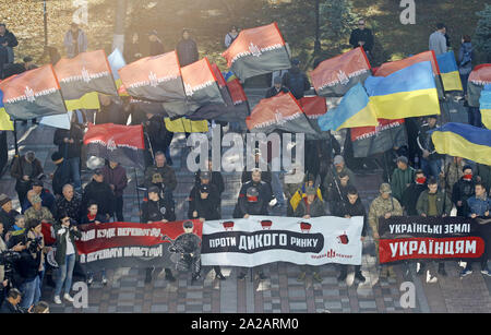 Kiew, Ukraine. 2. Okt, 2019. Aktivisten der Rechten Sektor Nationalisten Partei nehmen Sie teil an einer Kundgebung gegen das Land verkauf an Ausländer, vor das Parlament der Ukraine in Kiew, Ukraine, 2. Oktober 2019. Die lokalen Medien berichtet, neu ernannte ukrainischen Premierminister Oleksiy Honcharuk frühzeitig angekündigt, dass sie in Erwartung einer Reform, die Ukraine fängt an, sein Land. Credit: Serg Glovny/ZUMA Draht/Alamy leben Nachrichten Stockfoto