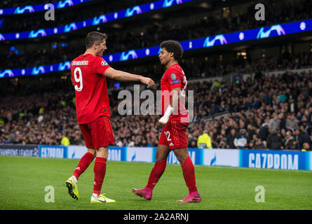 London, Großbritannien. 01 Okt, 2019. Serge Gnabry (rechts) feiert zählen ein Ziel mit Robert Lewandowski von Bayern München beim UEFA Champions League Spiel zwischen den Tottenham Hotspur und dem FC Bayern München im Wembley Stadion, London, England am 1. Oktober 2019. Foto von Andy Rowland. Credit: PRiME Media Images/Alamy leben Nachrichten Stockfoto