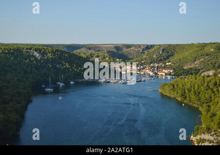 Segeln Boote auf dem Fluss Krka in Skradin, Kroatien Stockfoto