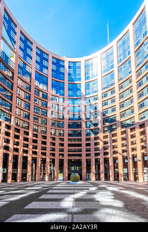 Gesamtansicht des ovalen Hofes im runden Turm des Louise Weiss-Gebäudes, Sitz des Europäischen Parlaments in Straßburg, Frankreich. Stockfoto