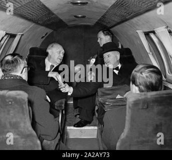 Bundeskanzler Konrad Adenauer und dem französischen Hohen Kommissar in der Bundesrepublik Deutschland Andre Francois-Poncet fliegen nach Paris in einer speziellen Ebene. Stockfoto