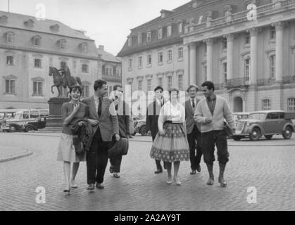 Studenten an der Musikhochschule Franz Liszt in Weimar auf dem Platz der Demokratie (Fuerstenplatz). Im Hintergrund die Carl August Denkmal. Stockfoto