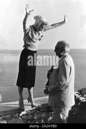 Die Schauspielerin Romy Schneider und ihr Stiefvater Hans Herbert Blatzheim am Meer. Stockfoto