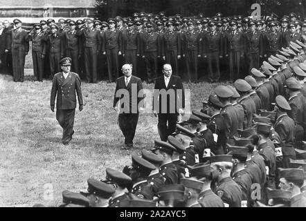 Minister für Verteidigung Leer (rechts), der Bayerische Ministerpräsident Hoegner und General Speidel die Salute von deutschen Soldaten und ihre amerikanischen Trainer (vorne) in der Bundeswehr Schule in Sonthofen, die von der Bundeswehr im Jahre 1956 getroffen wurde und wurde als Generaloberst-Beck-Kaserne verwendet werden. Hier, der erste Offizier der Bundeswehr. Stockfoto