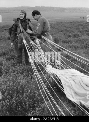 Die Gesellschaft für Sport und Technik (GST) (Sport und Technology Association) war eine paramilitärische Jugendorganisation in der DDR. Es wurde eingerichtet, um die Freizeit der jungen Leute, die sich für Sport und Technologie zu organisieren. Das Bild zeigt die Fallschirmspringer Monika Pflueger. Stockfoto