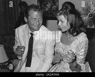 Fürst Orsini und der Hungarian-British Schauspielerin Eva Bartok an einer Partei. Stockfoto