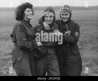 Die Gesellschaft für Sport und Technik (GST) (Sport und Technology Association) war eine paramilitärische Jugendorganisation in der DDR. Es wurde eingerichtet, um die Freizeit der jungen Leute, die sich für Sport und Technologie zu organisieren. Rechts auf der Hülse, das Emblem der GST, ein Propeller und Anker. Stockfoto