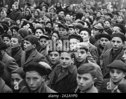 500 Kinder und Jugendliche Warten auf die Spenden der kirchlichen Institutionen und dem Roten Kreuz aus Deutschland. Im Januar 1952 wurde die Stadt von einer Überschwemmung betroffen. Stockfoto