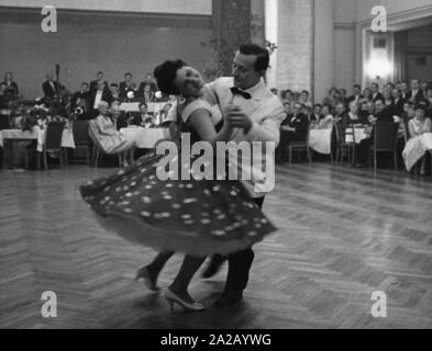 Paare, die an einem lipsy Leistung während der Deutschen Dance Meisterschaft in der Antifa Haus in Leipzig. Stockfoto