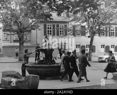 Kinder und Jugendliche spielen am Gooseman Brunnen vor dem Schillerhaus in Weimar. Stockfoto