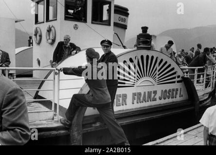 Das Fahrgastschiff "Kaiser Franz Joseph I' am Wolfgangsee St. Wolfgang in Oberösterreich beim Abflug. Abgebildet ist die Besatzung und die Fahrgäste. Stockfoto