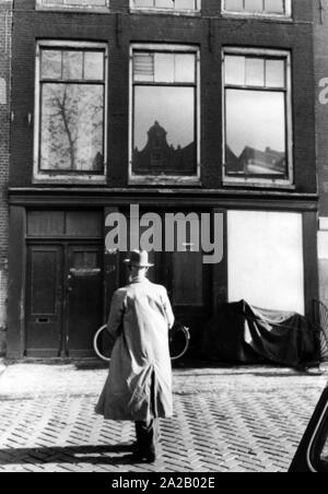 Eingang zum Anne Frank Haus in der Prinsengracht 263. Anne Frank und ihrer Familie sowie der Familie van Pels und Fritz Pfeffer, versteckt von der Gestapo in einem Hinterhof. Heute ist das Haus ein Museum. Stockfoto