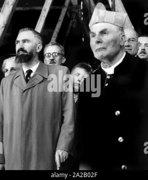 Der bayerische Minister für Landwirtschaft und der CSU-Politiker Alois Hundhammer (links) und Kardinal Michael von Faulhaber, Erzbischof von München und Freising. (Undatiertes Foto) Stockfoto