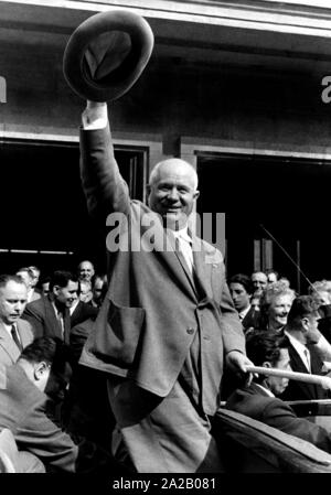 Nikita Sergejewitsch Chruschtschow, Leiter der Regierung der UDSSR, Wellen mit seinen Hut bei einem Besuch in Österreich im Jahr 1960. Stockfoto