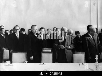 Bundeskanzler Konrad Adenauer auf einem Staatsbesuch in Moskau. Die verhandlungsführer statt. Von links nach rechts: Diplomat Herbert Blankenhorn (links), Außenminister Heinrich von Brentano, Adenauer, Premierminister Nikolai Alexandrowitsch Bulganin und Außenminister Wjatscheslaw Michailowitsch Molotow links. Stockfoto