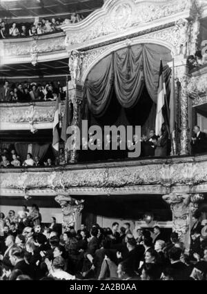 Bundeskanzler Konrad Adenauer auf einem Staatsbesuch in Moskau. Adenauer und die Köpfe der deutschen und russischen Regierungen in Feld des Zaren am Bolschoi Theater nach der Vorstellung des Balletts "Romeo und Julia". Stockfoto