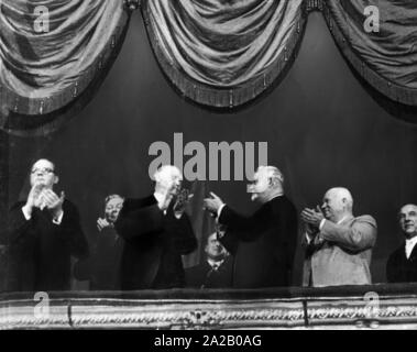 Bundeskanzler Konrad Adenauer auf einem Staatsbesuch in Moskau im Feld des Zaren des Bolschoi Theater. Von links nach rechts: Heinrich-von-Brentano (Außenminister), Kurt Georg Kiesinger (CSU Politik, leicht überzogen), Adenauer, Nikolai Alexandrowitsch Bulganin (Ministerpräsident der UDSSR), Nikita Sergejewitsch Chruschtschow (Parteichef der Kpdsu) und Karl Arnold (Ministerpräsident von Nordrhein-westfalen). Stockfoto