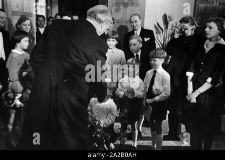 Konrad Adenauer im Palais Schaumburg bei einem Empfang zu seinem 80. Geburtstag, seine Enkelin Gisela auf der linken Seite vor, Lotte Adenauer hinter und gelassen hinter Konrad Adenauer jr. Stockfoto