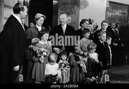 Konrad Adenauer im Palais Schaumburg bei einem Empfang zu seinem 80. Geburtstag, zu seiner Linken die Frau von Max Adenauer mit Tochter Gisela, hinter dem Bundeskanzler sein Sohn Konrad, vor ihm Enkelin Irene (mit Kette). Stockfoto