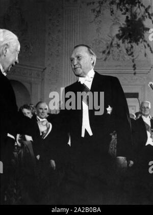 Bundespräsident Theodor Heuss gratuliert Bundeskanzler Konrad Adenauer auf seinem 80. Geburtstag. Stockfoto