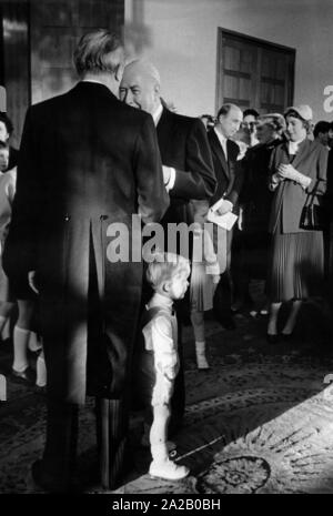 Bundespräsident Theodor Heuss gratuliert Bundeskanzler Konrad Adenauer auf seinem 80. Geburtstag Stockfoto