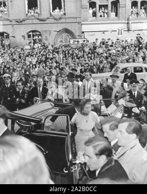 Herzogin Victoria Luise mit ihrem Mann Herzog Ernst August von Braunschweig bei der Hochzeit von ihr ältester Sohn, Erbprinz Ernest Augustus mit Prinzessin Ortrud Schleswig-Holstein-Sonderburg-Gluecksburg. Sie werden immer aus dem Auto. Stockfoto