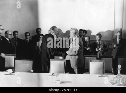 Bundeskanzler Konrad Adenauer auf einem Staatsbesuch in Moskau. Im Bild: Adenauer (Mitte links) und Nikolai Alexandrowitsch Bulganin (Mitte rechts), Ministerpräsident der UDSSR begrüßen sich, bevor die Verhandlungen beginnen. Auf der linken Seite: Heinrich-von-Brentano (Außenminister) und Walter Hallstein (Staatssekretär). Stockfoto