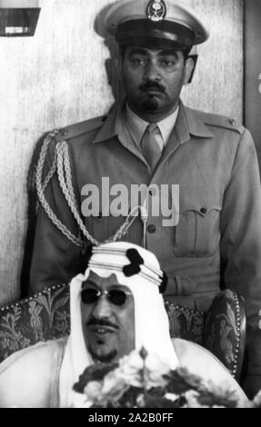 Abd al-Aziz ibn Saud (sitzend), der erste König von Saudi-Arabien. Stockfoto