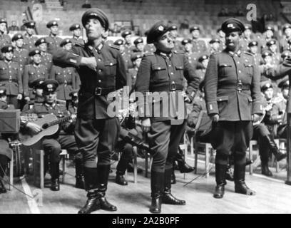 Das Bild wurde vermutlich auf einer Präsentation oder eine Generalprobe für ihre Leistung auf der "Tag der Nationalen Volksarmee" (Tag der Nationalen Volksarmee), die Ehrenmitglieder und der Memorial Tag der NVA, dass ab 1957 jährlich am 01.03. statt. Im Hintergrund sitzen die Musiker des Orchesters, im Vordergrund ist wahrscheinlich das Kabarett der Ensembles. Stockfoto