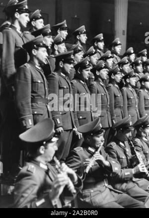 Das Bild wurde vermutlich auf einer Präsentation oder eine Generalprobe für ihre Leistung auf der "Tag der Nationalen Volksarmee" (Tag der Nationalen Volksarmee), die Ehrenmitglieder und der Memorial Tag der NVA, dass ab 1957 jährlich am 01.03. statt. Das Bild zeigt die Männer Chor und das Orchester während ihrer Performance. Stockfoto