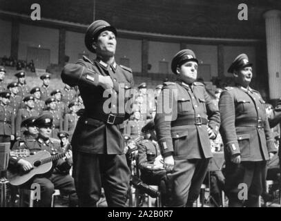 Das Bild wurde vermutlich auf einer Präsentation oder eine Generalprobe für ihre Leistung auf der "Tag der Nationalen Volksarmee" (Tag der Nationalen Volksarmee), die Ehrenmitglieder und der Memorial Tag der NVA, dass ab 1957 jährlich am 01.03. statt. Im Hintergrund sitzen die Musiker des Orchesters, im Vordergrund ist wahrscheinlich das Kabarett der Ensembles. Stockfoto