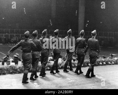 Das Bild wurde vermutlich auf einer Präsentation oder eine Generalprobe für ihre Leistung auf der "Tag der Nationalen Volksarmee" (Tag der Nationalen Volksarmee), die Ehrenmitglieder und der Memorial Tag der NVA, dass ab 1957 jährlich am 01.03. statt. Das Bild zeigt die (Folk) Tanzgruppe während ihrer Performance. Stockfoto