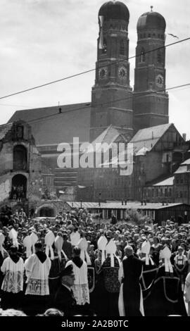 Kardinal Faulhaber, Erzbischof von München und Freising, whoi am 12 Juni, starb, in der Unterkirche der Frauenkirche in München begraben. Das Bild zeigt die Prozession durch die Innenstadt anlässlich seiner Beerdigung. Stockfoto