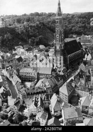 Blick auf die Altstadt von Landshut und der St. Martin's Church, die Pfarrei und die Stiftskirche der Stadt. Der Bau der Kirche im Jahre 1385 begonnen wurde, wurde es um 1500 abgeschlossen. Das Bild stammt wahrscheinlich zurück bis in die 1960er Jahre. Stockfoto