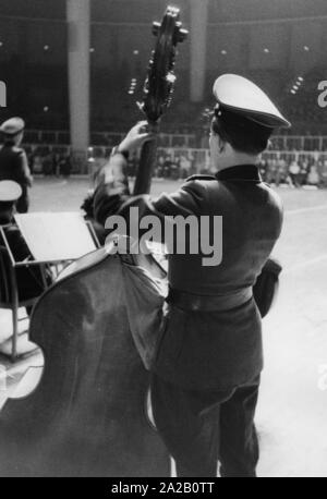 Das Bild wurde vermutlich auf einer Präsentation oder eine Generalprobe für ihre Leistung auf der "Tag der Nationalen Volksarmee" (Tag der Nationalen Volksarmee), die Ehrenmitglieder und der Memorial Tag der NVA, dass ab 1957 jährlich am 01.03. statt. Das Bild zeigt ein Kontrabassist des Orchesters. Stockfoto