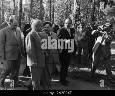 Im Laufe der adenauers Reise nach Moskau, die deutsche Delegation wurde im Gästehaus der sowjetischen Regierung in Moskau untergebracht. Das Bild zeigt deutsche und russische Politiker zusammen im Park des Hauses. Um Ihnen sind zahlreiche Pressevertreter und Fotografen. Von links: Kiesinger, Kaganowitsch, Molotow, Malenkov und Brentano. Stockfoto