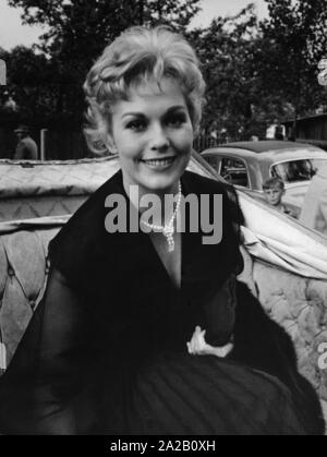 Im Juni 1959, Kim Novak besuchten das Schloss Schleißheim in München. Es war eine Art PR-Veranstaltung, an der zahlreiche Vertreter aus der Film- und Filmindustrie sowie Dutzende drücken Sie Leute eingeladen wurden. Das Bild zeigt Kim Novak, in einer Kutsche zum Schloss. Stockfoto