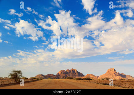 Kies Straße, Spitzkoppe und die Erongo Gebirge, Namibia, Afrika Stockfoto