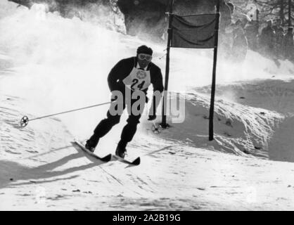 Das Bild zeigt einen Teilnehmer im Riesenslalom bei den Olympischen Winterspielen 1956 in Cortina d'Ampezzo. Es ist der Pol Josef Marusarz, die Chance ohne Medaille geblieben. Stockfoto