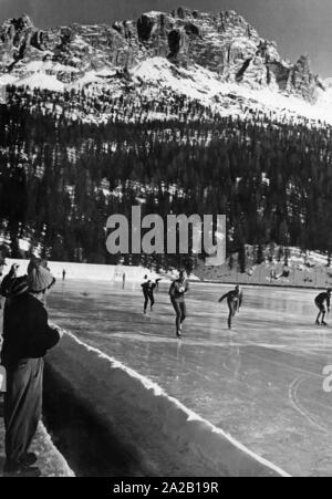 Das Bild zeigt die Teilnehmer an einem der Wettbewerbe im Eisschnelllauf bei den Olympischen Winterspielen 1956 in Cortina d'Ampezzo. Die Rennen wurden auf dem zugefrorenen See Misurina statt. Stockfoto