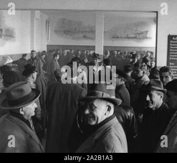 Arbeitslosen Matrosen stehen im Warteraum der Heuerstelle eemaennischen" in Hamburg. Seeleute waren für eine lange Zeit nie abschloss, bis Sie einen neuen Job, den Sie arbeitslos waren. Das Bild ist aus den späten 1950er Jahren. Stockfoto