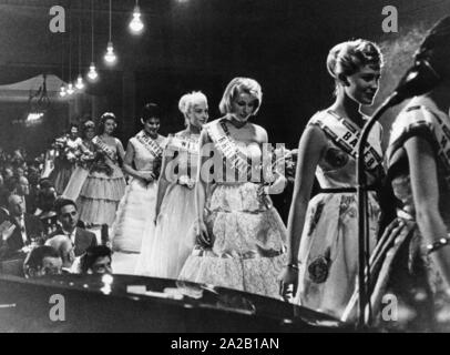 Kandidaten an einem Schönheitswettbewerb in Baden Baden: Von rechts nach links: Marlies Behrens (Bayern), Dagmar Hermer (Rheinland), Karin Jürgens (Westfalen), Marianne Schulz (Niedersachsen), Elvira Manske (Schleswig) und Karin Hoppe (Rheinland-Pfalz). Stockfoto